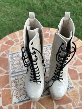 Lemon Drop Platform Lace-Up Boots - Cream/White size 8